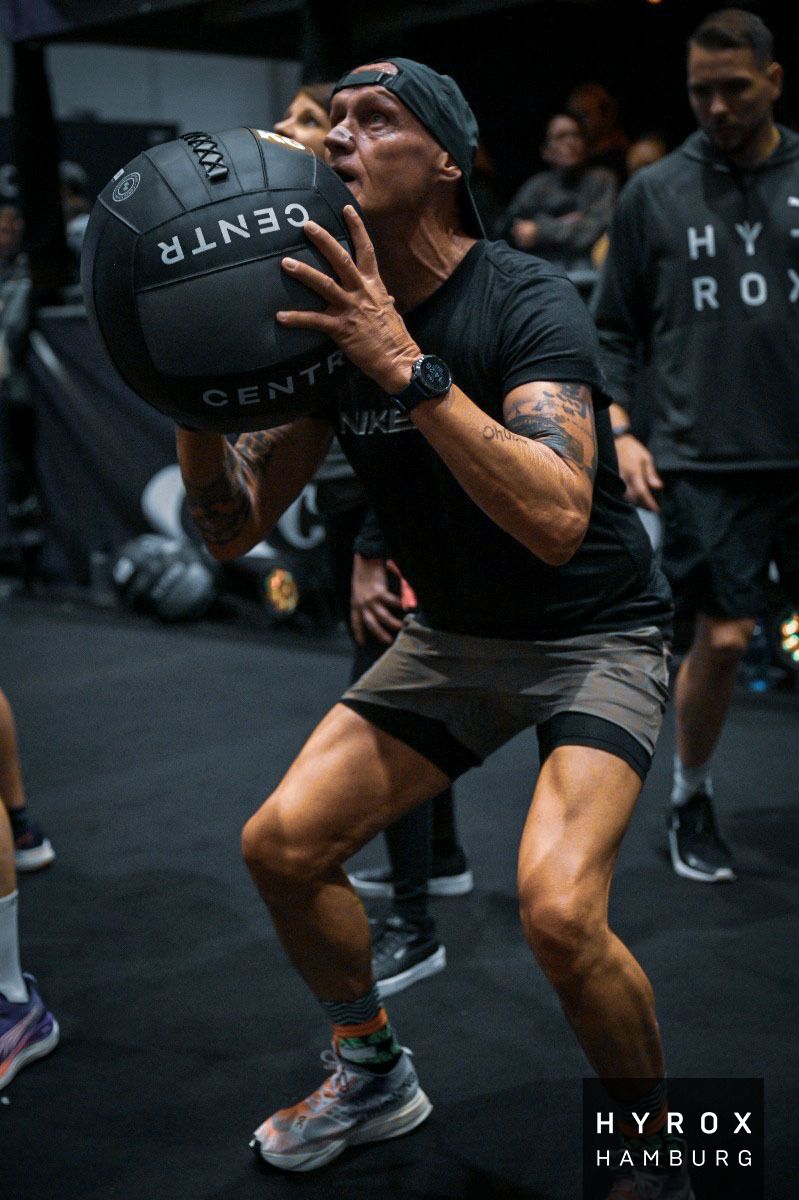 Athlet beim Wall-Ball-Training im GREY GYM