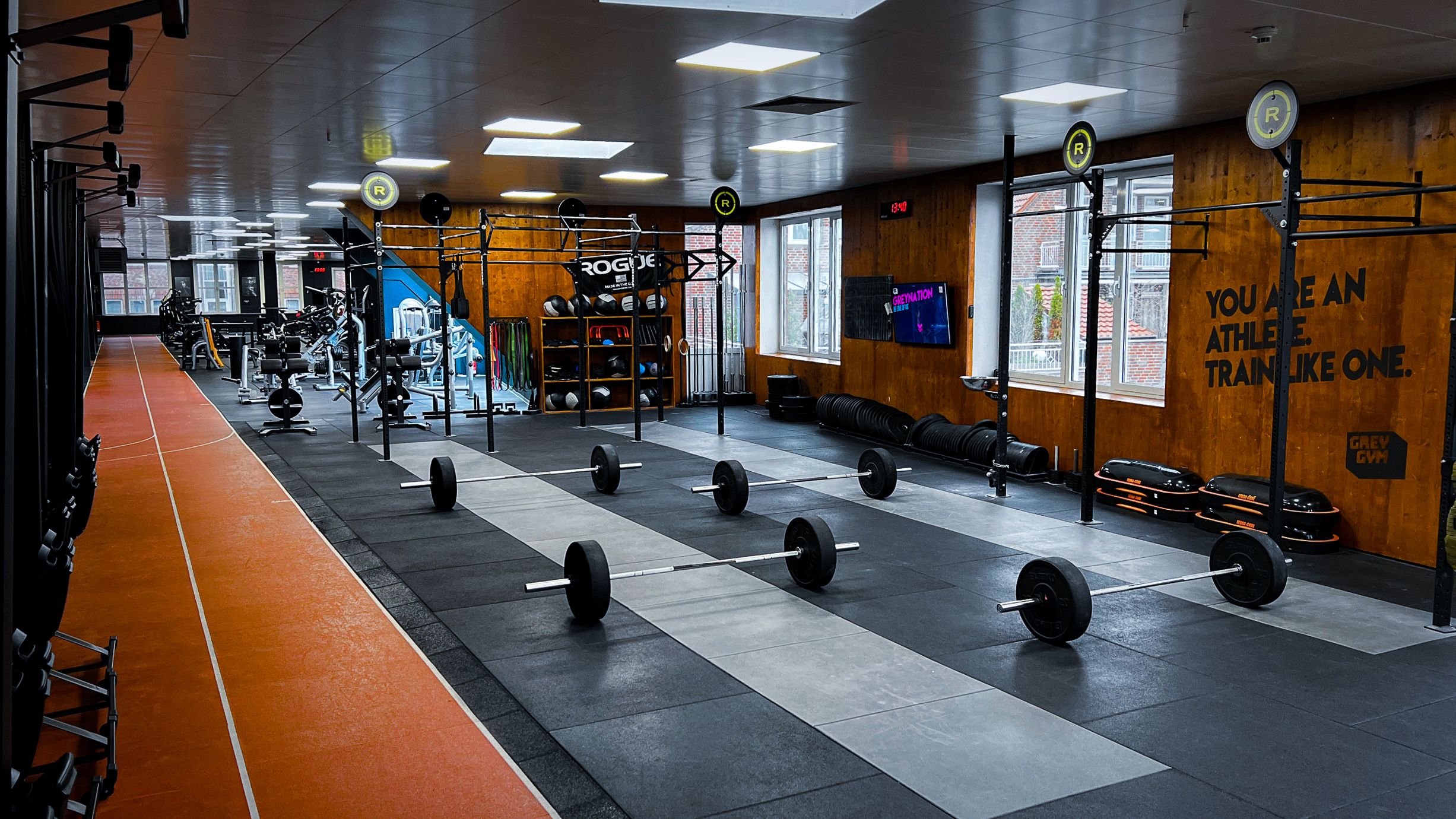 Hantelbahn und umlaufender Walking-Track im Athletikbereich des GREY GYM
