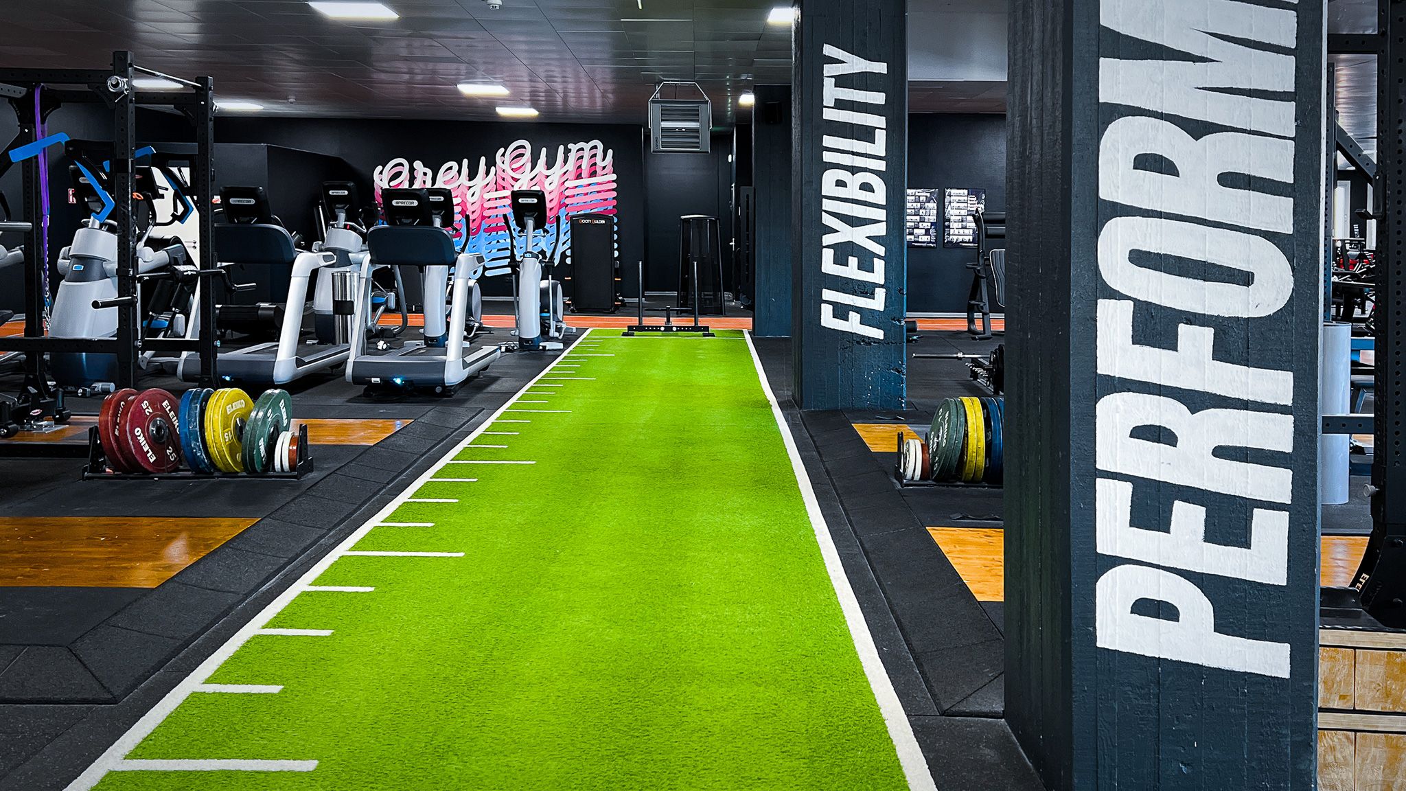 Sprint-Turf vor der PERFORM-Wand im GREY GYM