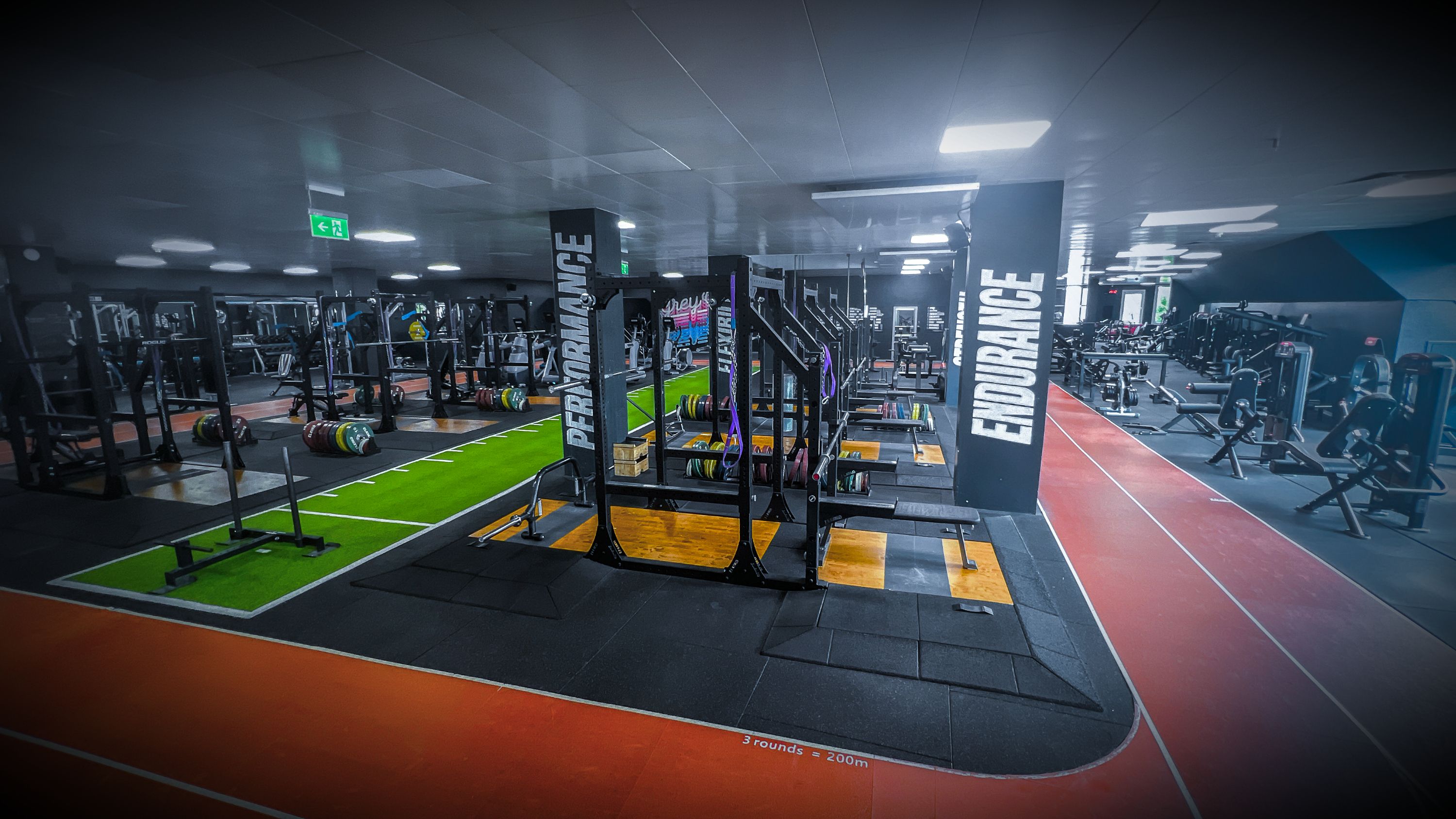 Trainingsfläche im GREY GYM mit Performance- und Endurance-Zonen